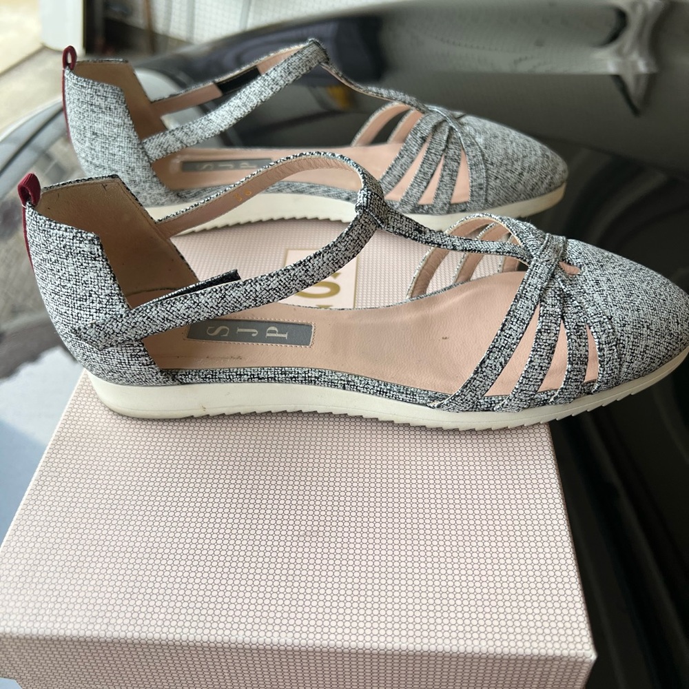 Flats - Picture 3 of 4